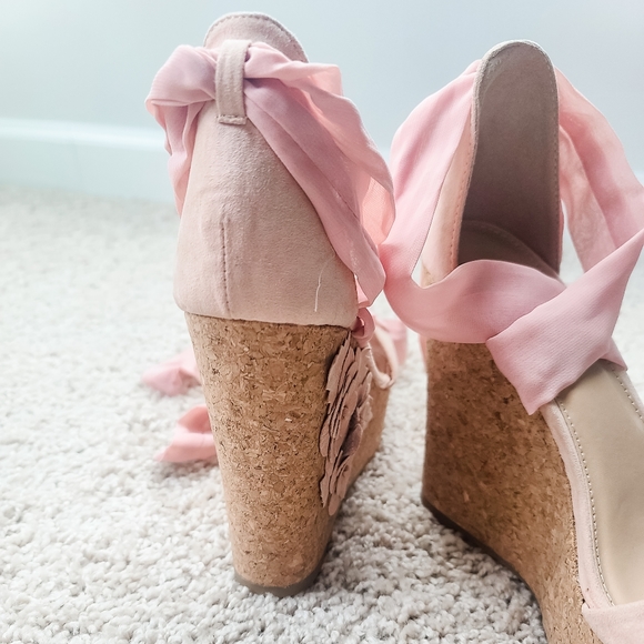 Shoe Dazzle pink strappy cork floral wedges size 8 - Picture 3 of 4